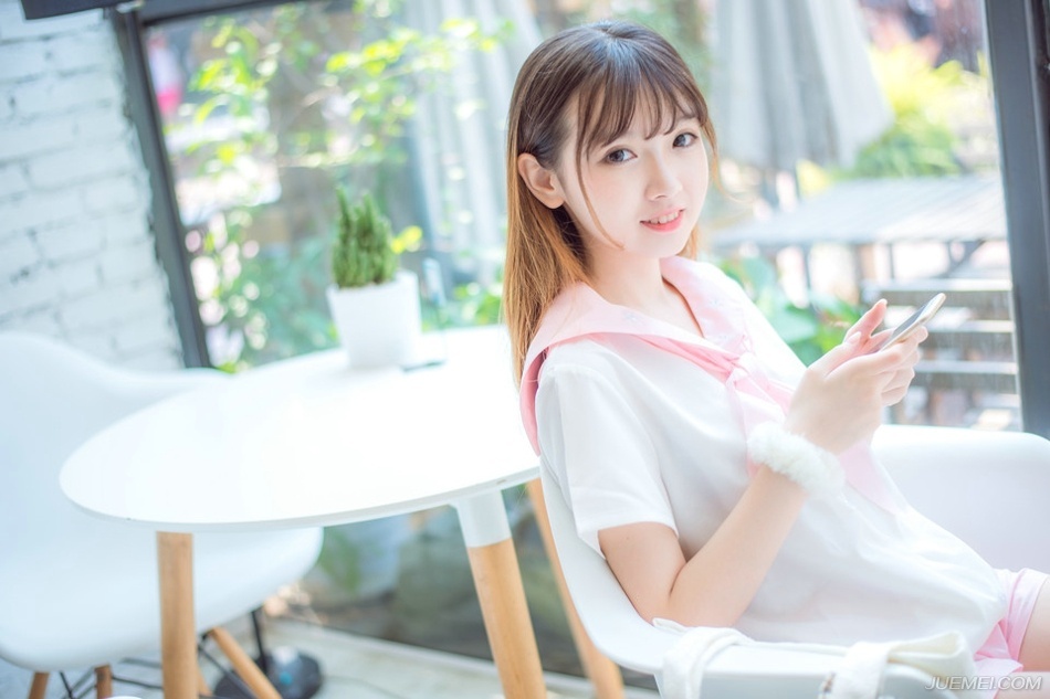 有一天友谊和爱情碰见。爱情问友谊：世上有我了，为什么还要有你的存在？友谊笑着说：爱情会让人们流泪，而友谊的存在就是帮人们擦干眼泪。朋友就是：偶尔会为你忧虑给你关心替你懆心想你开心逗你开心请你放心。
